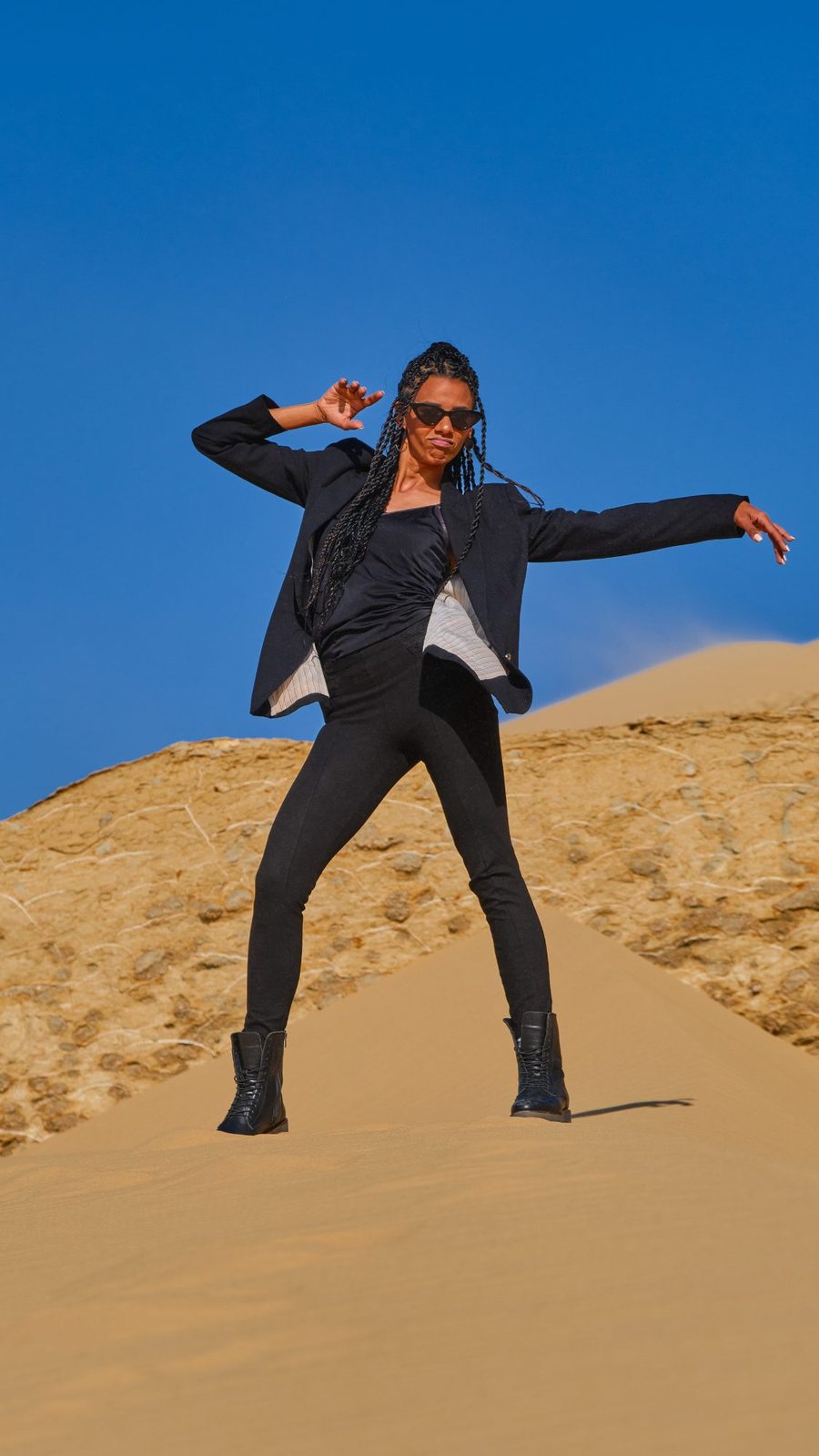 Dancing with the Dunes – lifestyle portraits photography by Amr El Hadeka, image 9 of 22